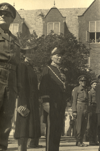 97659 Afbeelding van burgemeester mr.dr. G.A.W. ter Pelkwijk op het podium op het Janskerkhof te Utrecht waar hij samen ...